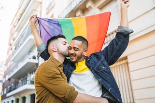 „Už nám to nevnucujte!“ Společnost je z LGBT+ témat čím dál podrážděnější. Existuje ještě cesta ke smíru?
